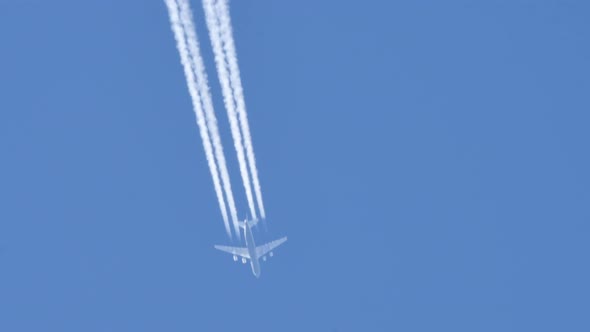 Big Cargo Aircraft Antonov An-124 Ruslan Contrails