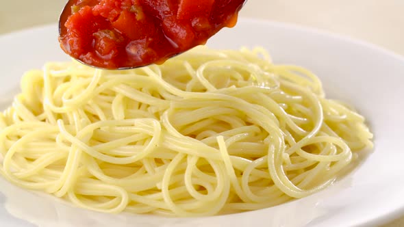 Putting tomato sauce on spaghetti, Slow Motion