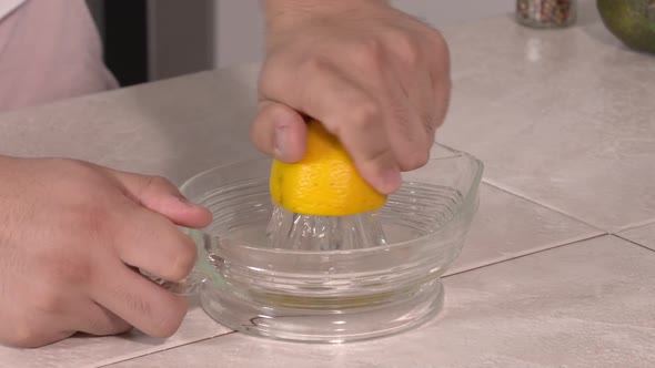 Juicing a lemon