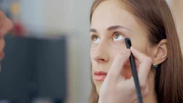 Makeup Artist Makes Makeup To Young Girl and Sinks Bags Under Model Eyes