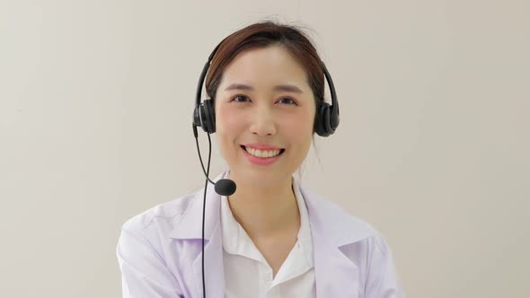Asian female doctor smiling beautifully Providing treatment services for patients with online