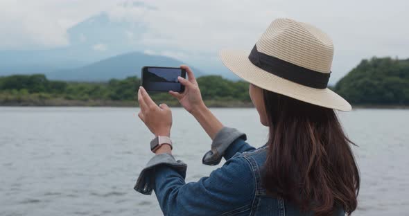 Woman take photo with the mountain fuji in Japan