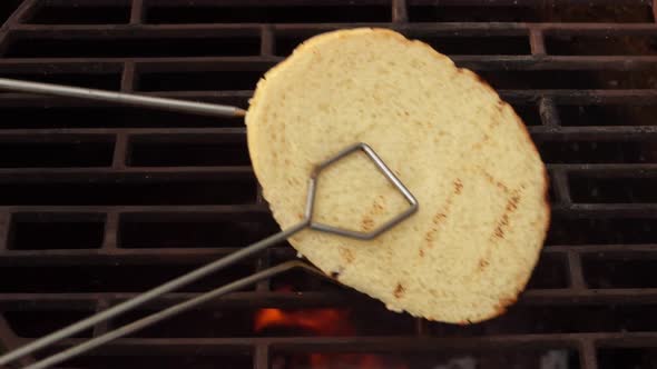 Kitchen Tongs are Flipping the Grilled Bun for Burgers
