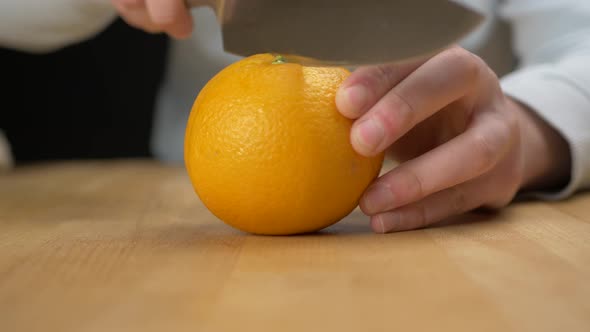 Cutting an orange in pieces