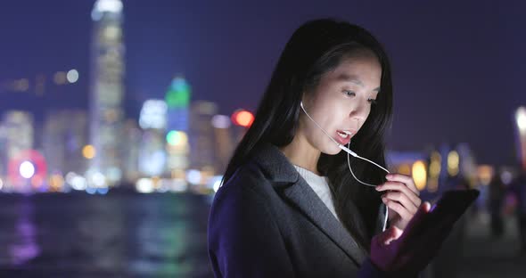 Business woman talking on cellphone in city