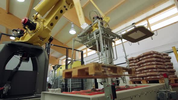 Packaging robots stow boxes on palletes