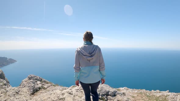 A Young Woman Traveler Climbed the Highest Cliff Overlooking the Endless Ocean