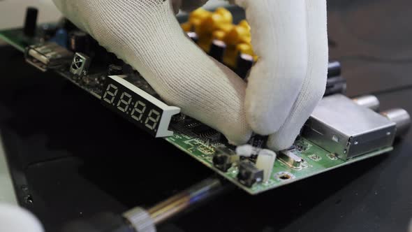 BGA Chip Soldering on the Soldering Station. Removal of Temperature From the Chip Thermocouple