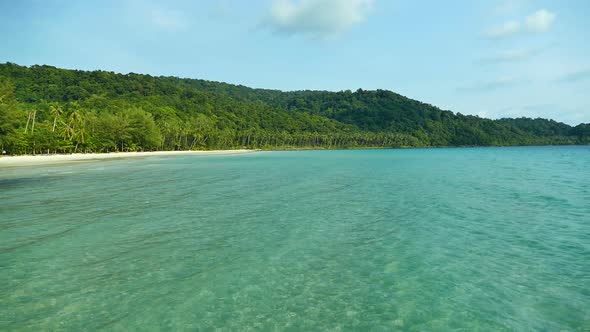 Beautiful tropical beach sea ocean with blue sky and white cloud