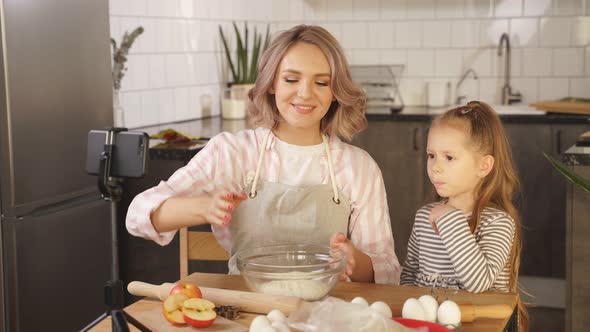 Mom Child Broadcast Online Video Making Dough Cake Sponge Cake