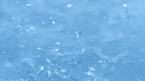 Rain fall into water, Slow Motion alt