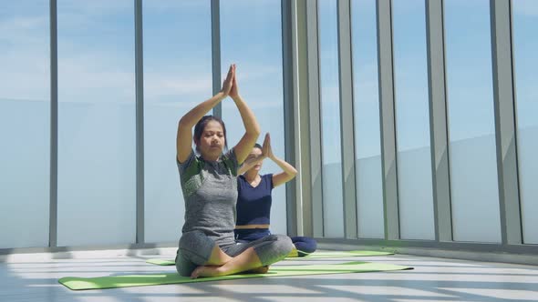 Sports club, Athletes are exercising simultaneously in the room.