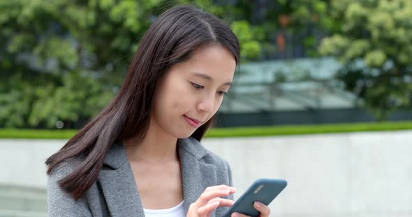 Businesswoman use of smart phone in city