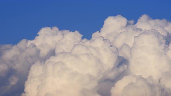 Vibrant blue sky with cloud on a cloudy day time lapse.
