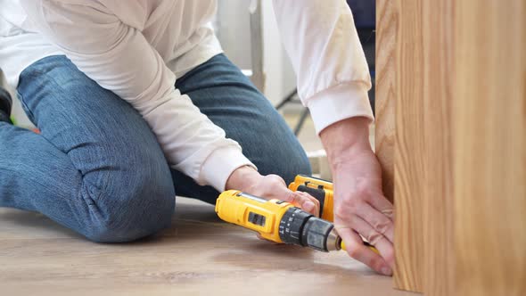 Carpenter Screws with Screwdriver with Special Nozzle at Right Angles Lamellae