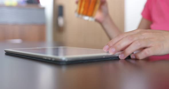 Close up of woman use of tablet computer