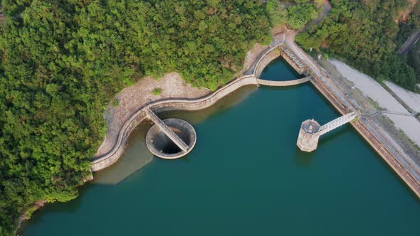 Reservoir discharge channel from top