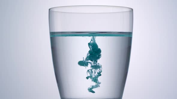 Ink drop into water, Slow Motion alt