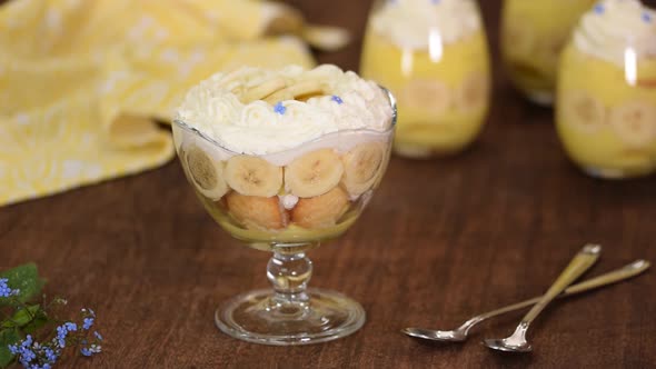 Pastry Chef Decorate Banana Pudding with Flowers