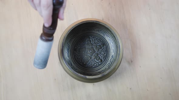 Sounding a tibetan bowl