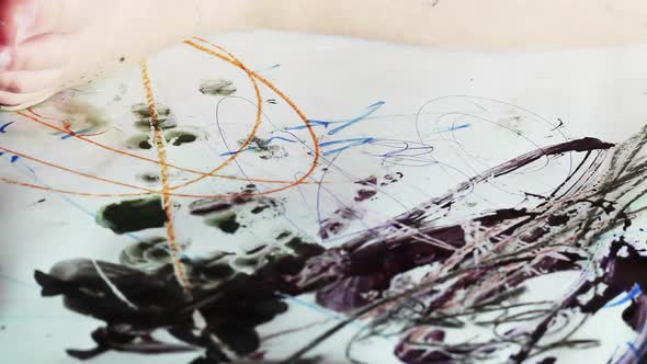 Child Draws Paints  alt