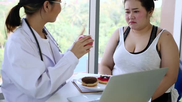 The doctor talking about healthy eating and weight loss to overweight woman