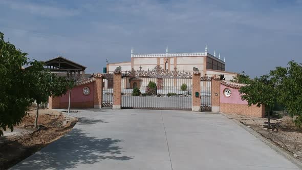 Bodega Gótica is a family business that has been producing grapes for several generations in the mun