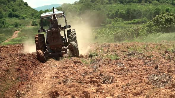 Tractor PlowingShot on Sony A6500 and Metabone Speedboosterand Canon 70-200 f2.8 at 29.97fps