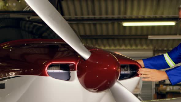 Engineer fixing an aircraft in hangar 4k