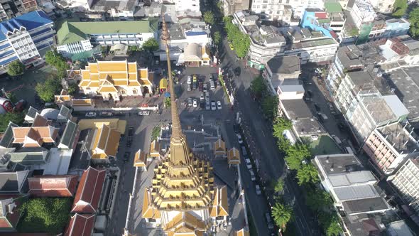 Slowing drone shot of the top of Wat Traimit Bangkok, Thailand alt