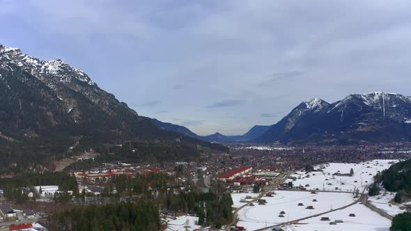 Germany, Bavaria, Garmisch Partenkirchen and Wetterstein mountains in winter