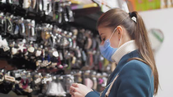 Professional Shopper Chooses Hairpins with Discounts