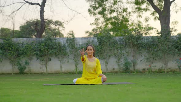 Yoga teacher counting to five