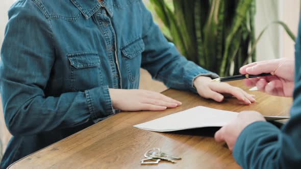 A Real Estate Agent Tells the Client About the Documents