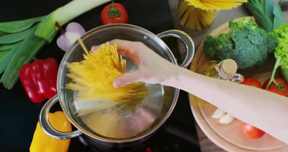 Boil the Boiled Pasta in a Saucepan Bowl