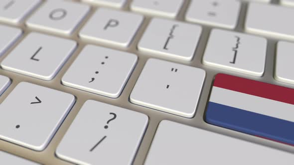 Key with Flag of the Netherlands Switches To Key with Flag of the USA alt