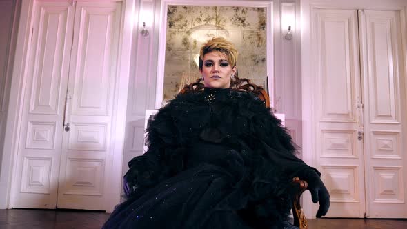 Transvestite Woman Monarch Proud Sit Throne