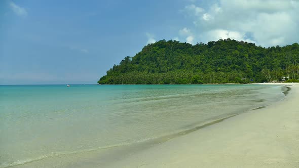 Beautiful tropical beach sea ocean with blue sky and white cloud