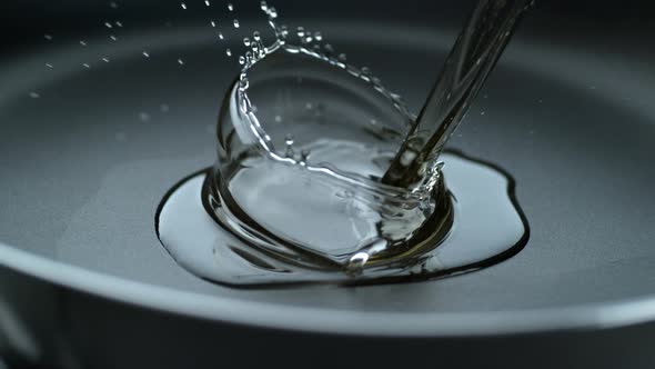 Pouring oil into frying pan, slow motion; shot on Phantom Flex 4K at 1000 fps alt