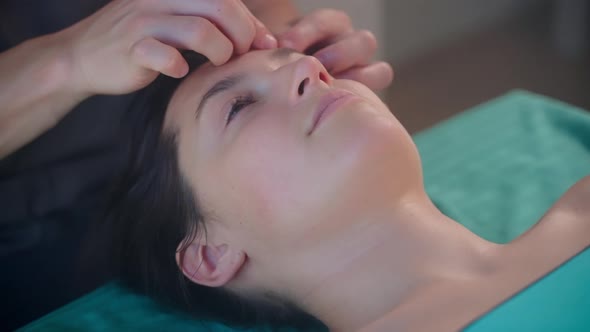 Facial Massage to Stay Young and Tone the Muscles