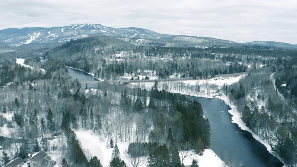 Winter Landscape - Drone Flying Zoom In  - 4K - Mountains - Mont Tremblant sequence 009/012