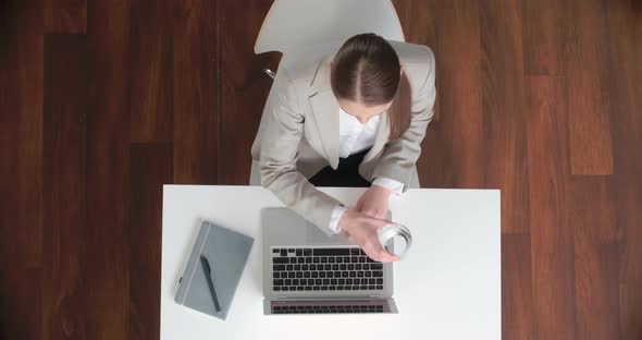 Business Lady Working on Laptop  alt