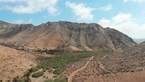 Presa de las Peniitas Betancuria: Flying over dry and arid land - Fuerteventura