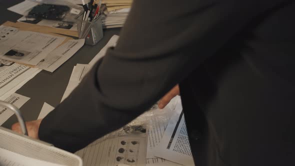 Detectives Solving Crime alt