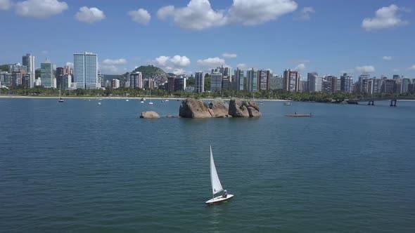 Navegando entre a Ilha das Andorinhas e a Ilha do Frade, em Vitória, Espírito Santo, Brasil.