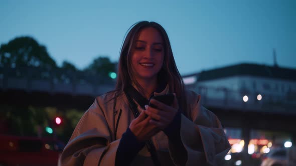 Young woman picks up and starts talking on the phone