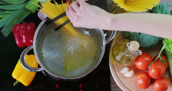 Boil the Boiled Pasta in a Saucepan Bowl