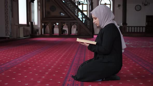 Muslim Female Recite On Quran