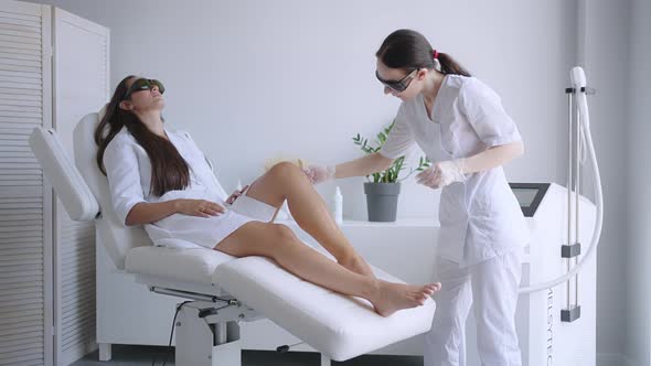 Apply a Conductor Gel to the Legs for Laser Hair Removal