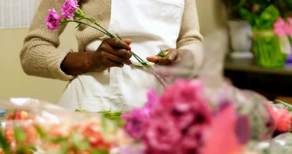 Female florist preparing flower bouquet 4k